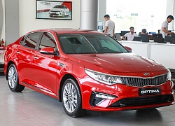 Mazda6, Kia Optima, Honda Accord giảm giá, Toyota Camry bia kèm lạc