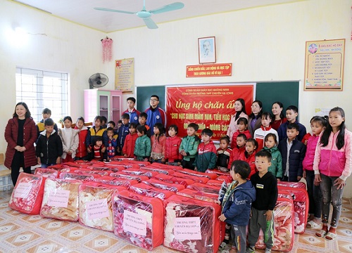 Trao chăn ấm tặng học sinh nghèo ở Móng Cái