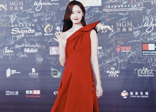 Yoona thay liền 2 bộ váy: Vừa kín đáo đã quay ngoắt sang lồng lộn đúng chuẩn "nữ hoàng thảm đỏ" khiến ai cũng trầm trồ