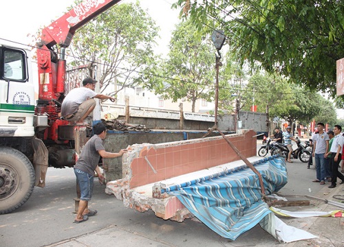 Bị tấm bê tông đè lên người, nam thanh niên may mắn thoát chết