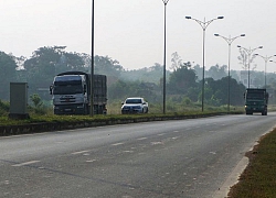 Chạy ngược chiều, quyết không lùi xe nhường đường, tài xế xe tải phải nhận cái kết ê chề