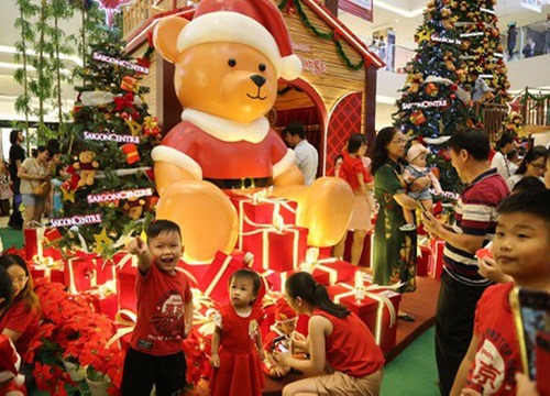 Dân Sài Gòn đổ về trung tâm vui đón Noel sớm