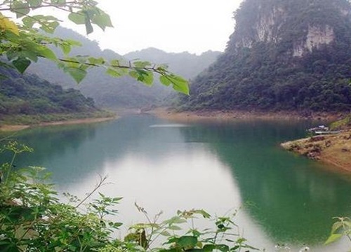 Hồ Thang Hen "tuyệt tình cốc" mộng mơ ở vùng biên viễn