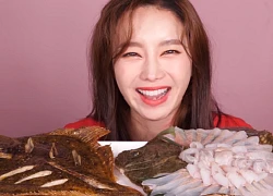 Lại lên sóng video mukbang cá, dân tình thắc mắc không biết liệu sau này thánh &quot;lật mặt&quot; Ssoyoung có ăn hết cả đại dương?