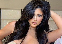 Kylie Jenner diện nội y tôn ngực tròn đầy