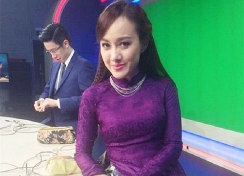 Loạt khoảnh khắc dàn BTV của VTV đi chân đất, mang dép lê khi dẫn chương trình