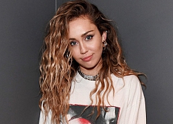 Miley Cyrus rủ bạn trai và cả gia đình biểu diễn "Old Town Road", hay hơn cả phiên bản cover trước đó