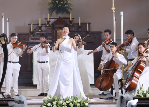 Phạm Thuỳ Dung "Ave Maria" đón chào Giáng sinh