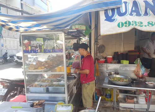 'Thịt heo tăng liên tục, kéo theo hủ tiếu, cơm tăng giá, chỉ lương đứng yên'