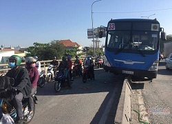 Xe buýt 'cưỡi' dải phân cách, hành khách hoảng loạn