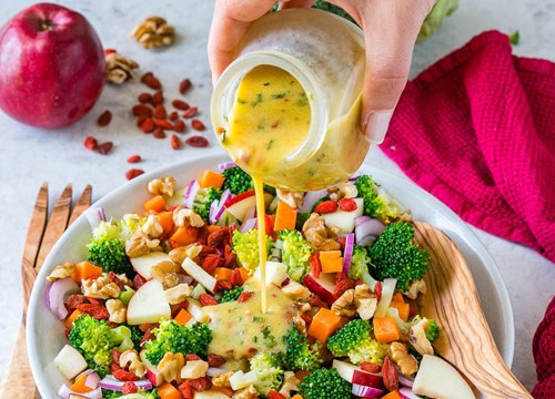 Ăn salad sẽ không giúp bạn giảm cân mà ngược lại còn gây béo nếu ăn sai cách