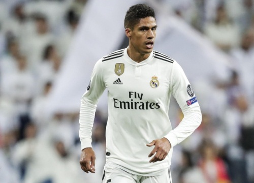 Bị hậu vệ Barca "dập tơi tả" trong vòng cấm, Varane chỉ biết than trời