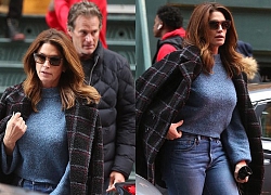 Cindy Crawford mặc đồ trẻ trung, thân mật sánh đôi ra phố cùng ông xã