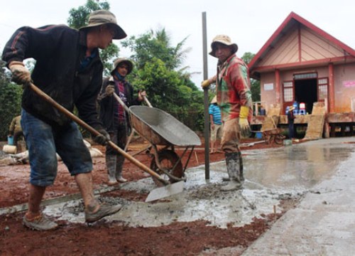 Hội "xắn tay" cùng nông dân làm nông thôn mới