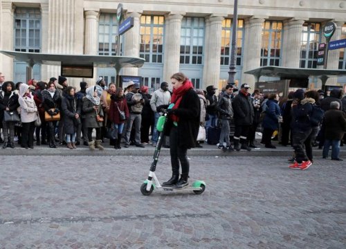 Không xe công cộng do đình công, dân Pháp 'cưỡi' scooter đi làm