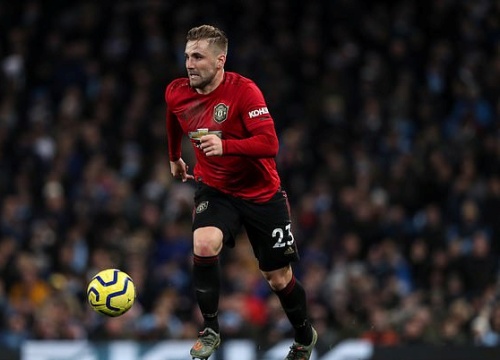 Luke Shaw mua quà Giáng sinh tặng các nhân viên