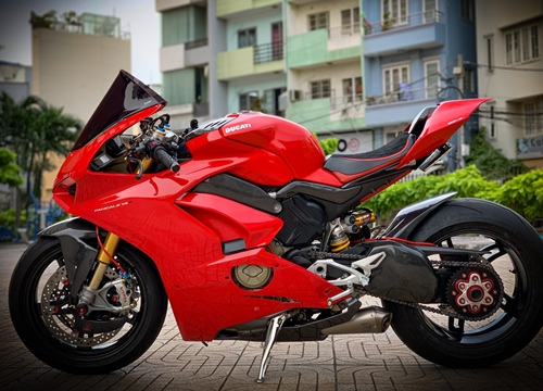 Môtô tiền tỷ Ducati Panigale V4 S với gói độ đắt giá tại TP.HCM