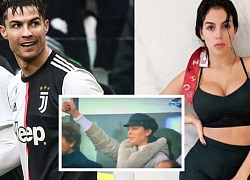 Ronaldo lần đầu lập cú đúp cho CLB sau gần 6 tháng, bạn gái trên khán đài lạnh tanh giơ ngón tay cái như khẳng định: Anh là số 1