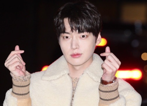 Bị Goo Hye Sun trực tiếp tra hỏi về chuyện ngoại tình với bạn diễn, Ahn Jae Hyun phản ứng ra sao?