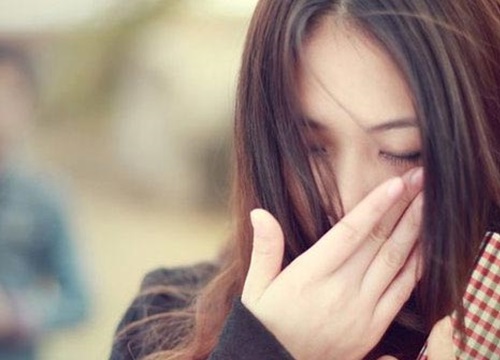 Chuẩn bị quà bất ngờ cho bạn trai, vừa cởi áo ra anh lao vào tát tím mặt