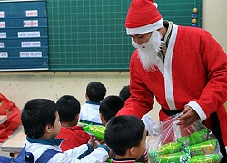 Có nên để ông già Noel vào trường tặng quà cho học sinh?