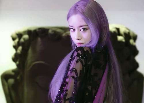 Jiyeon bất ngờ trở lại sàn đấu Kpop với tóc xám khói nhưng ấn tượng nhất lại là hình xăm chạy dọc sống lưng