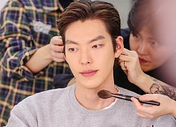 Loạt ảnh hậu trường đốn tin fan của Kim Woo Bin: Nhan sắc đỉnh cao, thần thái &#8216;chết người&#8217;