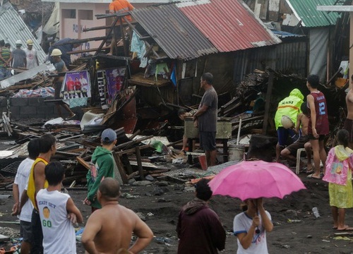 Bão Phanfone nhấn chìm ngày Giáng sinh tại Philippines trong hỗn loạn