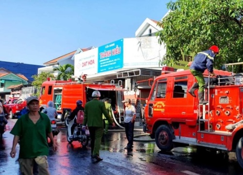 Chập điện, 4 nhà bị cháy