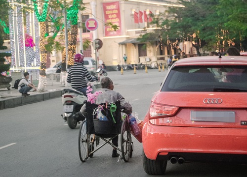 CLIP: Hàng chục người nâng xe cứu cụ ông mắc kẹt dưới gầm ô tô của nữ tài xế