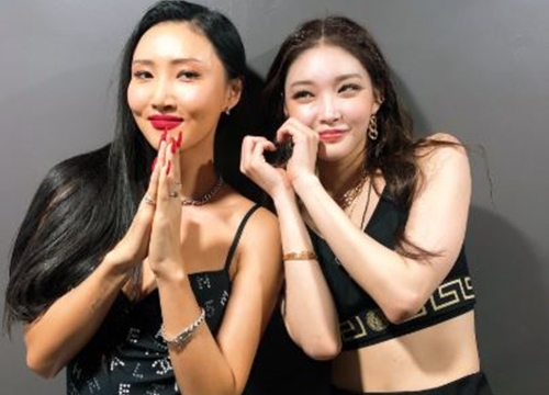 Cư dân mạng phát cuồng trước sân khấu kết hợp ngầu không tưởng của Chungha và Hwasa (MAMAMOO)