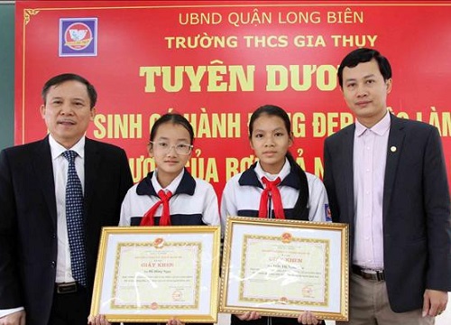 Hà Nội tặng danh hiệu người tốt, việc tốt cho 2 em học sinh nhặt được của rơi trả người đánh mất