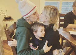 Justin Bieber và Hailey lâu lắm mới công khai "khoá môi", nhưng phản ứng "cam chịu" của cậu em bị kẹp giữa là tâm điểm