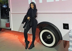 Làm người nổi tiếng thật sướng: Kylie Jenner nhận bạt ngàn quà Giáng sinh từ mỹ phẩm đến hàng hiệu "xịn sò", xem mà phát hờn