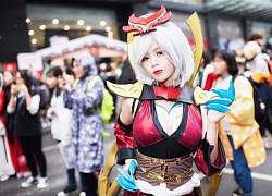 Mặc kệ trời lạnh 18 độ C, streamer 2k2 Lynh Elise vẫn quyết tâm "hở" để cosplay Elise Huyết Nguyệt