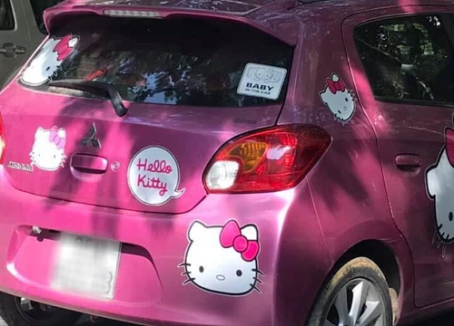 Nữ giảng viên ĐH Khoa học Tự nhiên đi xe ô tô màu hồng, dán hình mèo hello kitty khiến sinh viên 'rần rần' thích thú