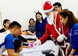 Ông già Noel tặng quà cho hơn 300 bệnh nhi Hà Tĩnh