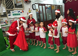 Thầy hiệu trưởng 'hóa' ông già Noel, tự tay gói quà tặng học sinh