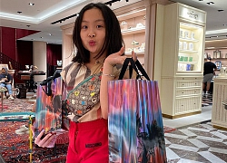 Con gái thứ hai của Phượng Chanel gây bão với phong thái xách túi shopping chuẩn rich kid, đúng là không đùa được với nhà giàu