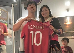 'Cô bé H'Mông' Lò Thị Mai được Công Phượng tặng áo đấu tại Bỉ