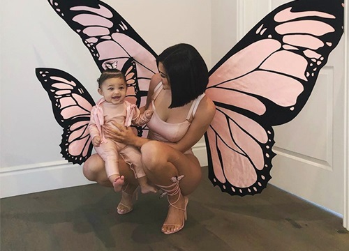 Kylie Jenner hàng ngày thích diện đồ đôi hàng hiệu cùng con gái