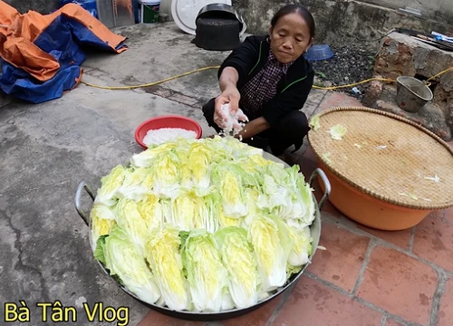 Làm vại kim chi siêu to khổng lồ, thiếu luôn một nguyên liệu quan trọng nhưng bà Tân Vlog vẫn thành công