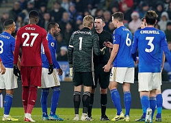 Liverpool hạ Leicester, trọng tài được phong "người hùng"