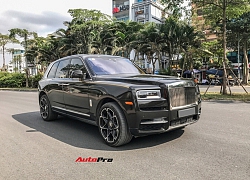 Rolls-Royce Cullinan màu đen lạ xuất hiện trên đường phố Hà Nội dễ gây nhầm lẫn