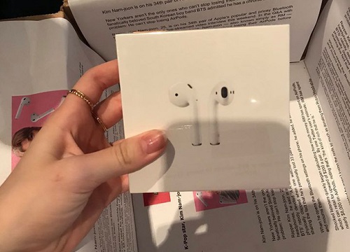 Tặng con gái fan BTS đôi airpods, bà mẹ không quên 'cà khịa' bọc quà bằng bài báo: "Ngôi sao Rap Monster thừa nhận từng làm mất tới 33 đôi!"