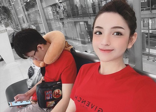 Thiếu gia Phan Hoàng và bạn gái nối lại tình xưa được một tháng, nhưng dân tình chú ý couple mặc đồ đôi đủ 30 ngày luôn thì phải?