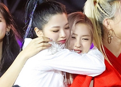 Hú hồn khoảnh khắc Nayeon (TWICE) suýt trượt ngã, ai ngờ được đàn em ITZY cứu trong tình huống "ngàn cân treo sợi tóc"