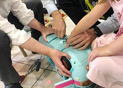 Bà mẹ lên tiếng cảnh báo sau khi phải cưa món đồ chơi trẻ em để giải cứu ngón tay cho con gái