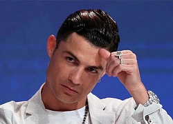 C. Ronaldo đeo nhẫn đính hôn của nữ