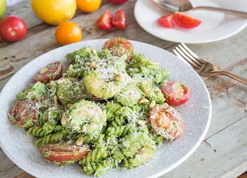 Cách làm salad tôm với sốt pesto cho bữa sáng lạ miệng